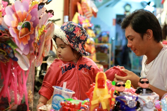 Chưa đến Trung thu phố đèn lồng đã đông nghẹt người