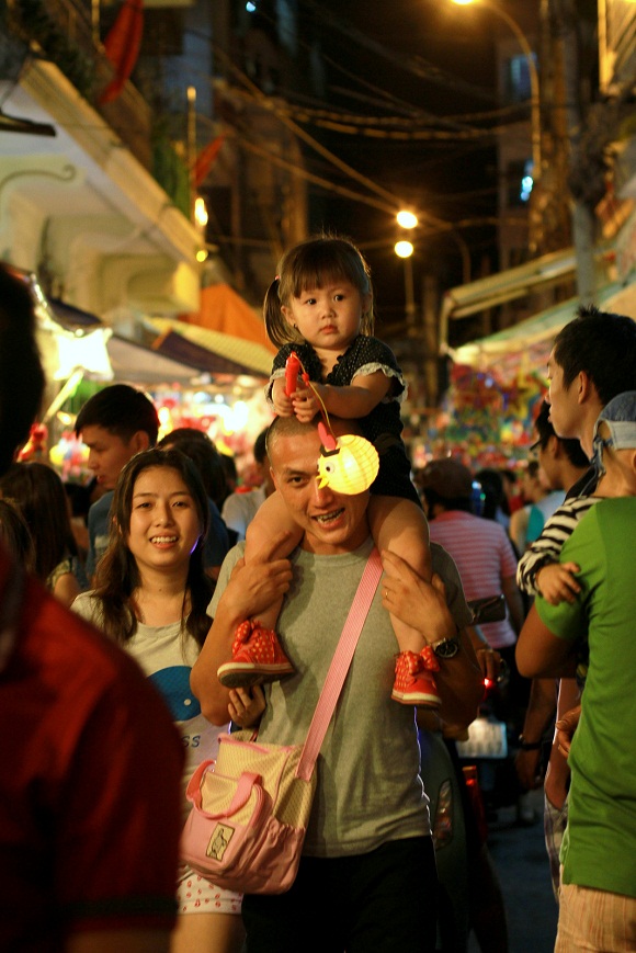 Chưa đến Trung thu phố đèn lồng đã đông nghẹt người