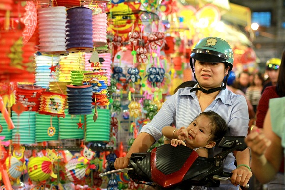 Chưa đến Trung thu phố đèn lồng đã đông nghẹt người
