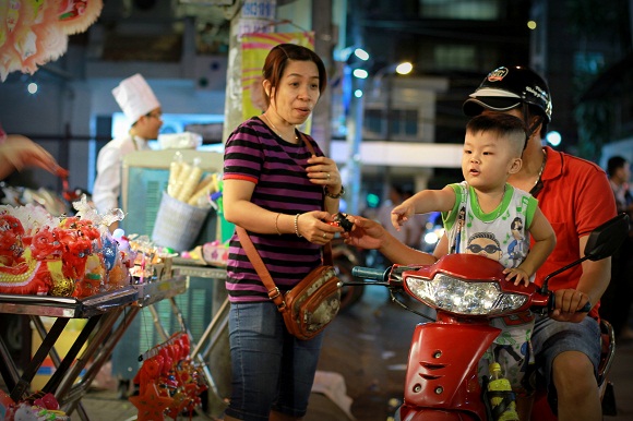 Chưa đến Trung thu phố đèn lồng đã đông nghẹt người