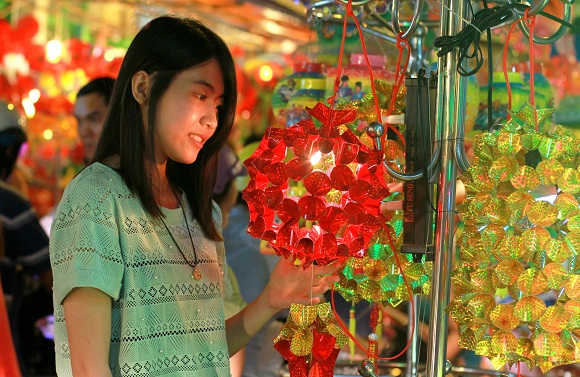 Chưa đến Trung thu phố đèn lồng đã đông nghẹt người