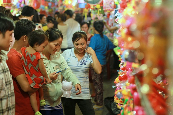 Chưa đến Trung thu phố đèn lồng đã đông nghẹt người