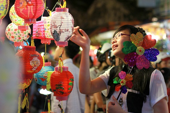 Chưa đến Trung thu phố đèn lồng đã đông nghẹt người