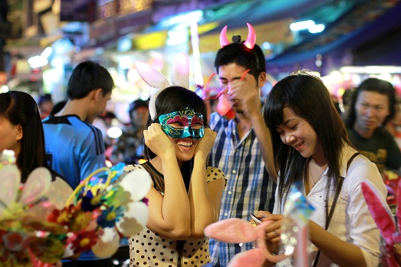 Chưa đến Trung thu phố đèn lồng đã đông nghẹt người