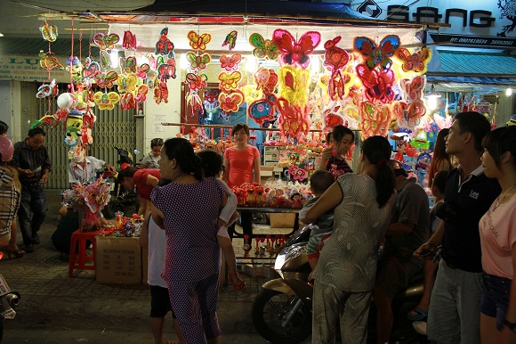 Chưa đến Trung thu phố đèn lồng đã đông nghẹt người