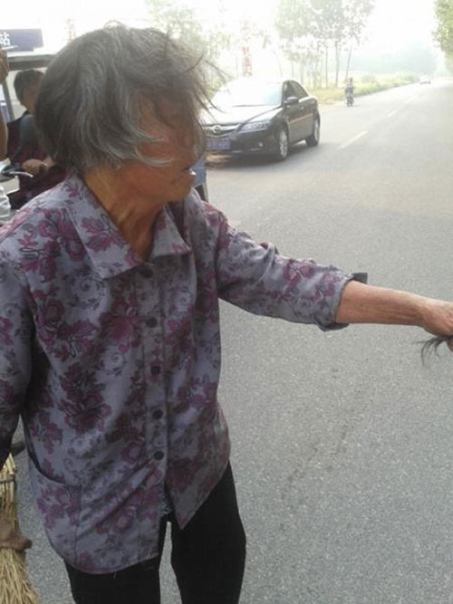 Phan no voi nu sinh danh ba noi