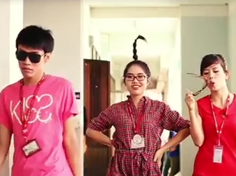 Sot clip vui nhon ve sinh vien Ngoai thuong