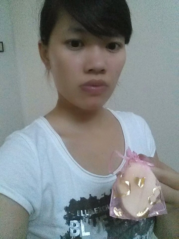 Chị Yến bên cục xà bông làm bằng chính sữa của mình qua dịch vụ “nhận làm xà bông bằng sữa mẹ”