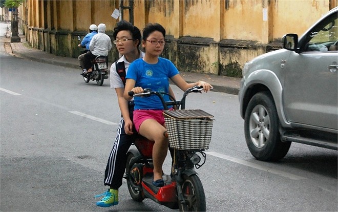 Kien quyet xu ly hoc sinh di xe dap dien khong doi mu bao hiem