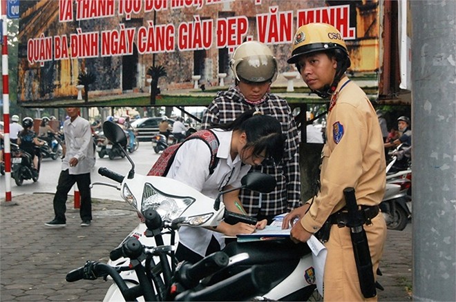 Kien quyet xu ly hoc sinh di xe dap dien khong doi mu bao hiem