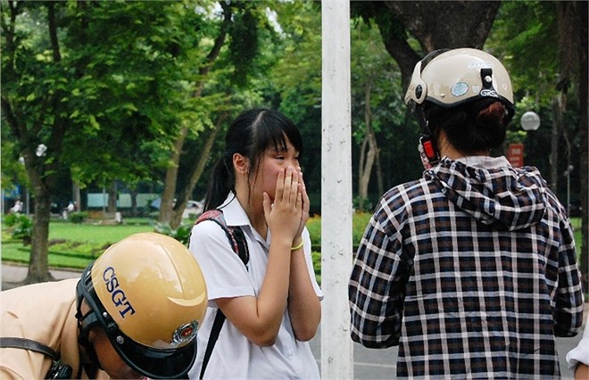 Kien quyet xu ly hoc sinh di xe dap dien khong doi mu bao hiem