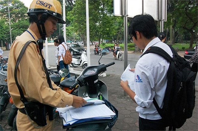 Kien quyet xu ly hoc sinh di xe dap dien khong doi mu bao hiem