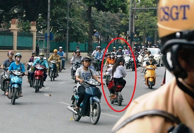 Kien quyet xu ly hoc sinh di xe dap dien khong doi mu bao hiem
