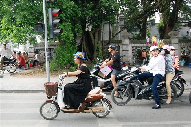 Kien quyet xu ly hoc sinh di xe dap dien khong doi mu bao hiem