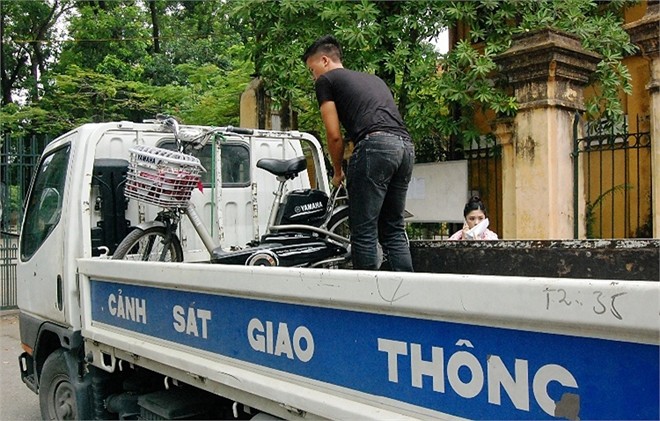 Kien quyet xu ly hoc sinh di xe dap dien khong doi mu bao hiem