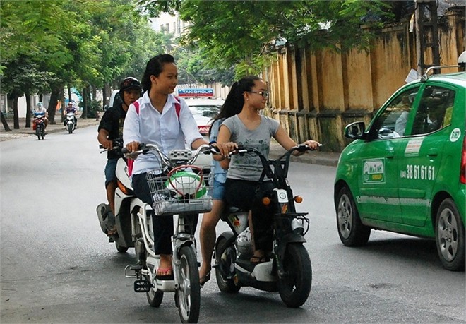 Kien quyet xu ly hoc sinh di xe dap dien khong doi mu bao hiem