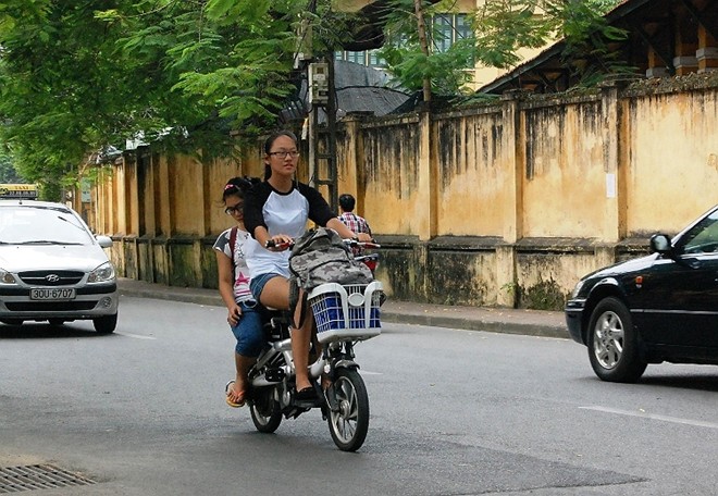 Kien quyet xu ly hoc sinh di xe dap dien khong doi mu bao hiem