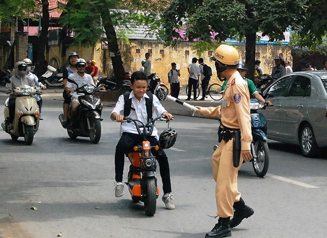 Kien quyet xu ly hoc sinh di xe dap dien khong doi mu bao hiem