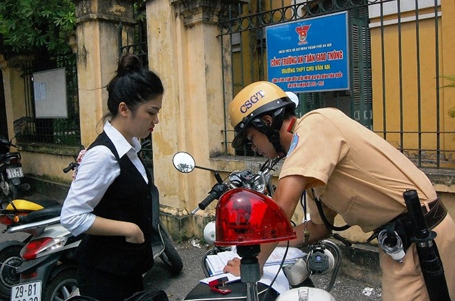 Kien quyet xu ly hoc sinh di xe dap dien khong doi mu bao hiem