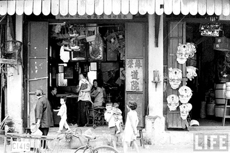Một góc phố bày bán đồ trung thu xưa