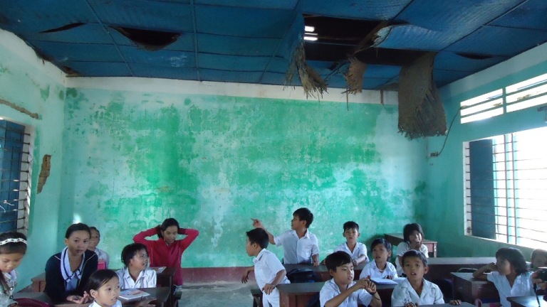 Binh Dinh: Truong hoc xuong cap, vua hoc vua lo