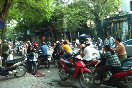 Ha Noi: No luc chong un tac truoc cong truong hoc