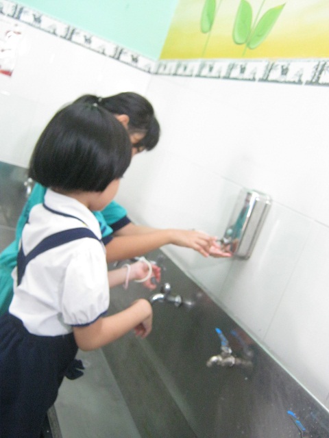 Trường học khang trang, môi trường vệ sinh sạch sẽ là một trong những điều kiện tiên quyết bảo đảm sức khỏe của Link Vào Nhà Cái King88.com Cập Nhật và học sinh