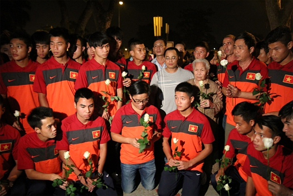 U19 Viet Nam thanh kinh den vieng Dai tuong Vo Nguyen Giap