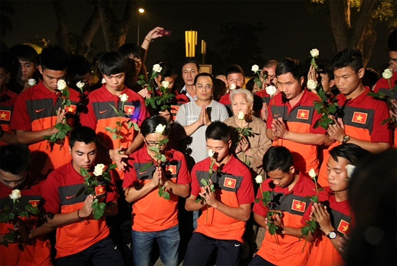 U19 Viet Nam thanh kinh den vieng Dai tuong Vo Nguyen Giap