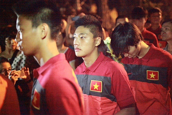 U19 Viet Nam thanh kinh den vieng Dai tuong Vo Nguyen Giap
