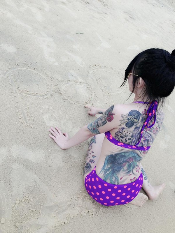 Choang voi hot girl dien bikini khoe hinh xam tro tren bai bien