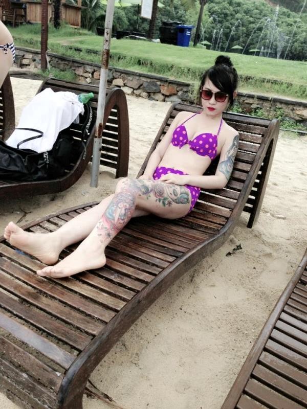 Choang voi hot girl dien bikini khoe hinh xam tro tren bai bien