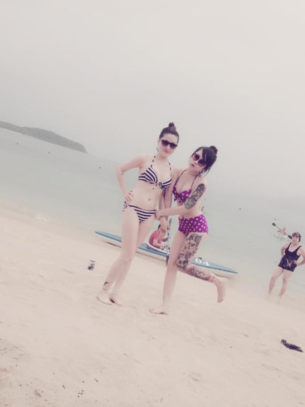 Choang voi hot girl dien bikini khoe hinh xam tro tren bai bien