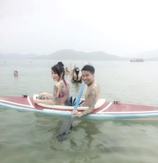 Choang voi hot girl dien bikini khoe hinh xam tro tren bai bien