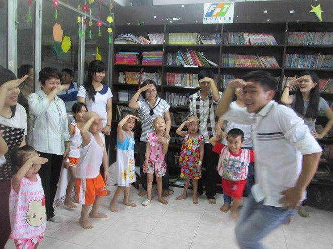 Cuối mỗi buổi học, các em còn được sinh hoạt, vui chơi cùng các 88Kinhcom đa sảnh cược và anh chị tình nguyện viên