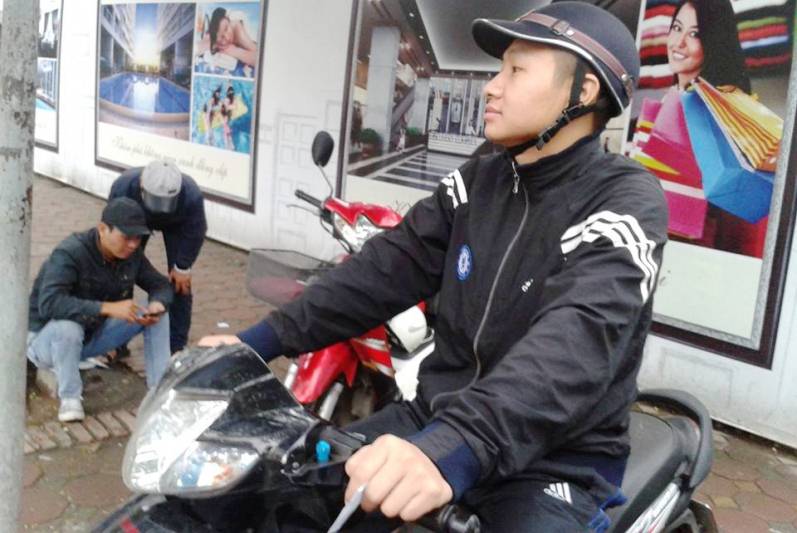 Thảo đang đợi khách đi xe