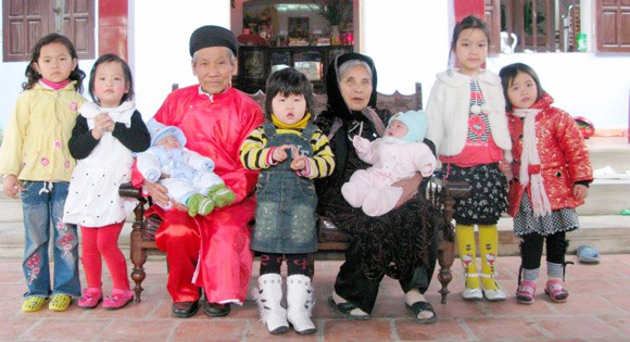 Bài thơ tình sợ vợ chết đầy cảm động của cụ ông 80 tuổi