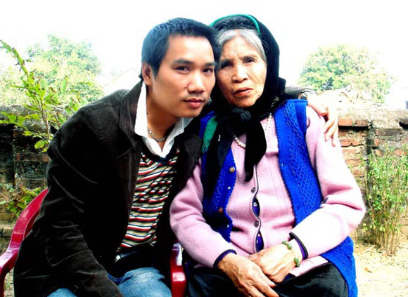 Bài thơ tình sợ vợ chết đầy cảm động của cụ ông 80 tuổi