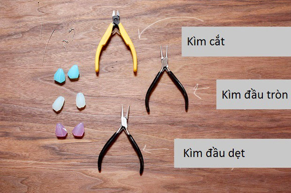 Khuyên tai nữ tính cho bạn gái thêm điệu đà