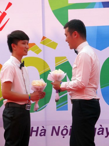 Dam cuoi  lang man cua 2 cap doi dong tinh to chuc cong khai