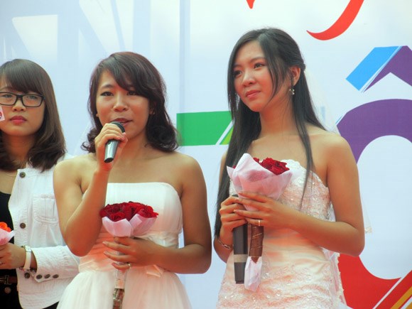 Dam cuoi  lang man cua 2 cap doi dong tinh to chuc cong khai