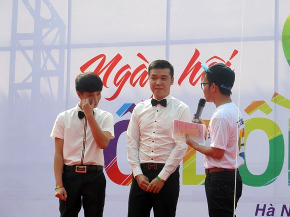 Dam cuoi  lang man cua 2 cap doi dong tinh to chuc cong khai