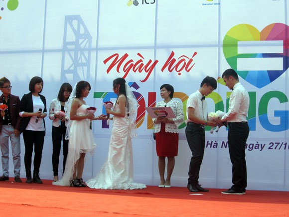 Dam cuoi  lang man cua 2 cap doi dong tinh to chuc cong khai