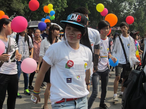 Dam cuoi  lang man cua 2 cap doi dong tinh to chuc cong khai