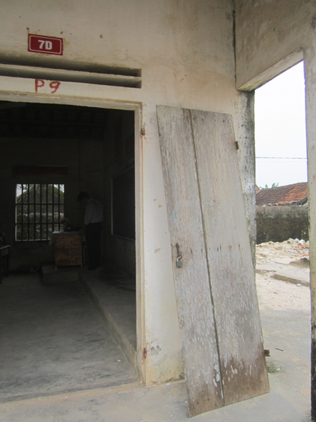 Nhiều phòng học cửa chính đã hư hỏng nặng không thể sử dụng được.