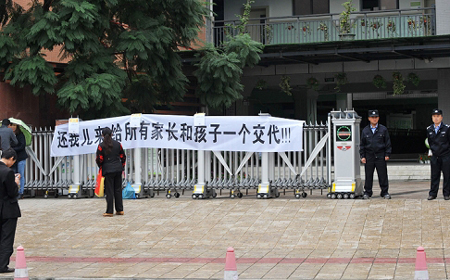 Tấm băng rôn yêu cầu làm sáng tỏ về vụ việc được gia đình treo bên ngoài ngôi trường ngày 31/10.