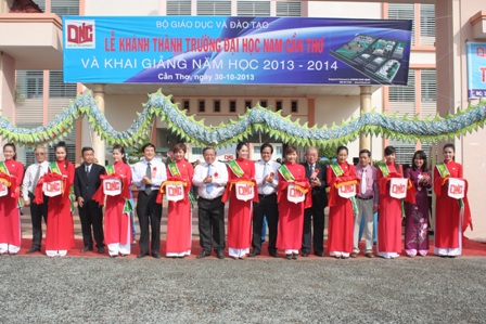 Lễ cắt băng khánh thành Trường Đại học Nam Cần Thơ sáng 30/10.