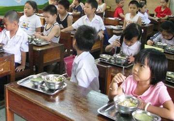 Truong tieu hoc xen bot suat an cua hoc sinh