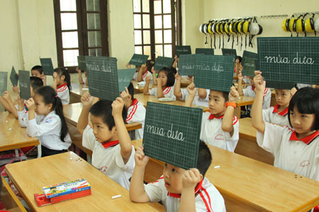 Hoc sinh lop 1 bo cham diem thay bang nhan xet