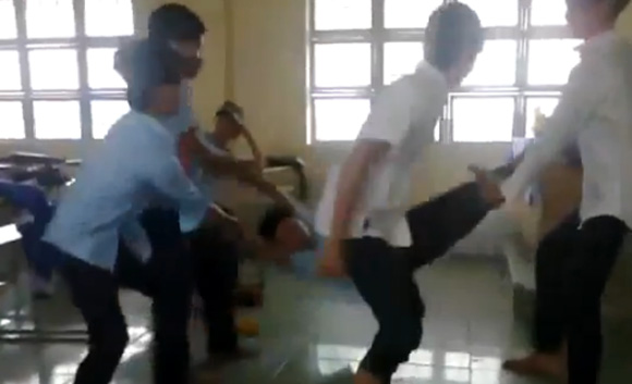Hoảng hồn với trò nhảy dây bằng người của học sinh